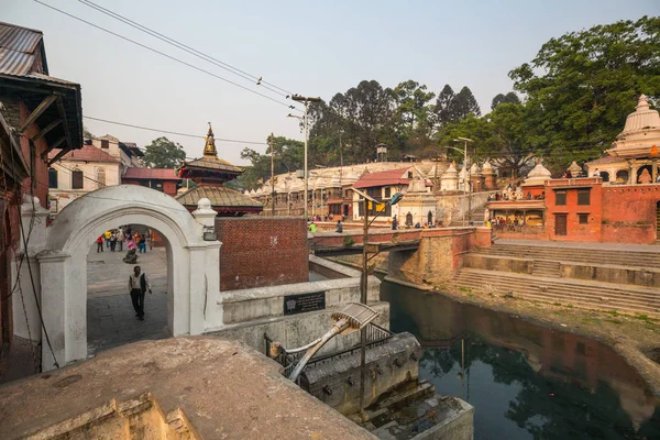 尼泊尔加德满都 4月25日 2016年4月25日在尼泊尔加德满都的普什帕平 25日发生的火化 普什帕平寺的印度教火葬仪式 — 图库照片