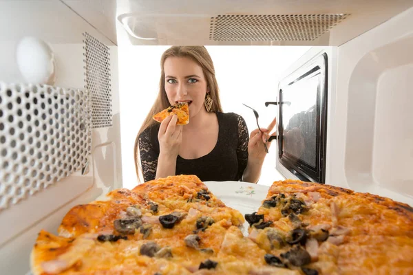 Menina Olhando Para Uma Pizza Microondas — Fotografia de Stock