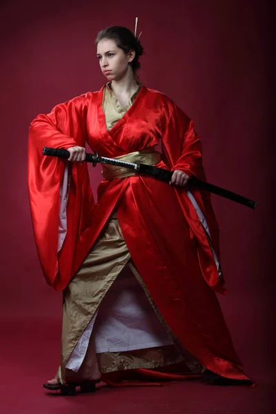 Bella Ragazza Bruna Kimono Giapponese Con Una Katana — Foto Stock