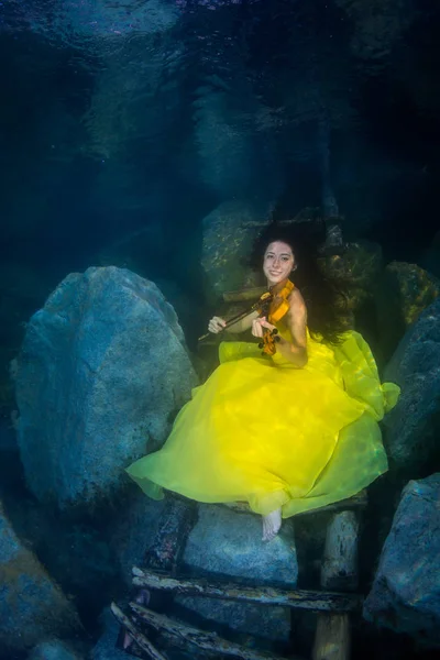 Sierlijke Jongedame Een Jurk Poseren Buurt Van Trap Het Meer — Stockfoto