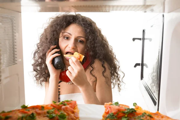 Menina Falando Telefone Com Microondas Aberto — Fotografia de Stock