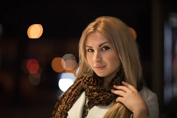 Menina Bonita Andando Por Uma Rua Cidade Noite — Fotografia de Stock