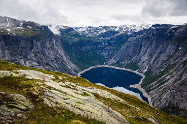 Göl Ringedalsvatnet görünümüne