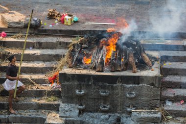 Katmandu, Nepal-Nisan 25: Pashupatinath 25, ölü yakma 2016 Katmandu, Nepal. Hindu tören kremasyon Pashupatinath Tapınağı