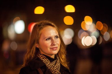 Güzel kız bir gece şehirde sokak yürüyüş