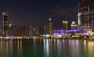 Dubai gökdelenler gece görünümü