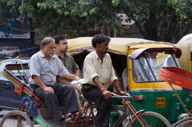 Delhi, Hindistan-Ağustos 29: Hint trishaw 29, 2011 yılında Delhi, Hindistan. Bisiklet çekçek Delhi sokakta.