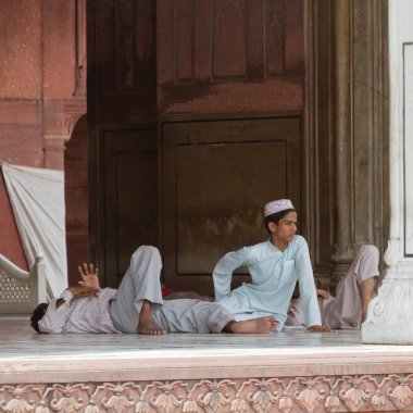 Delhi, Hindistan-Ağustos 29: Hindu sokakta 29 Ağustos 2013 Delhi, Hindistan uyuyor. Hindu adam şehrin sokak uyku