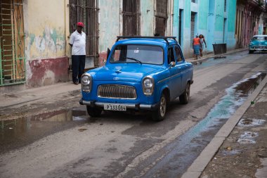 Habana, Cuba-Ocak 13: 13 Ocak 2018 yılında Havana, Küba üzerinde eski araba. Şehrin sokak üzerinde eski araba