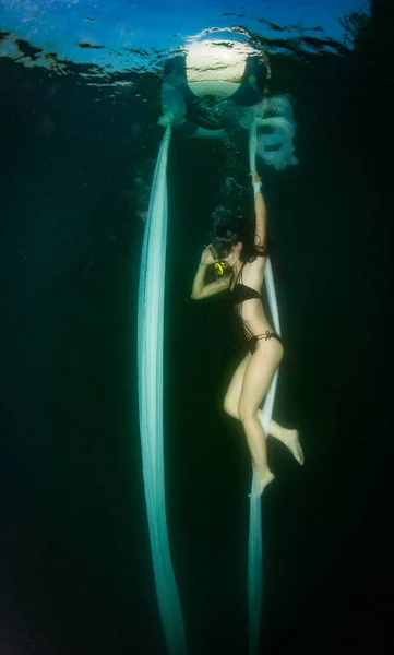 Jovem Mulher Graciosa Fazendo Show Ginástica Lago — Fotografia de Stock