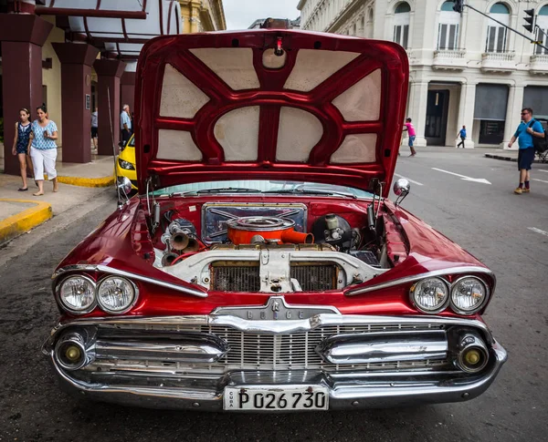 古巴哈巴纳 1月13日 2018年1月13日 古巴哈巴纳的旧车 在城市街道的老车 — 图库照片