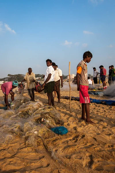 印度钦奈 2月10日 2013年2月10日 印度钦奈 海滩滨海海滩上的渔民 海滩从北部的圣乔治堡附近延伸到南部的贝桑特 纳加尔 距离酒店有13公里 — 图库照片