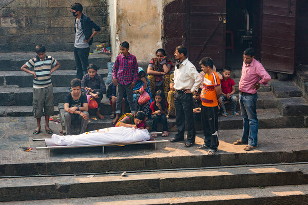 КАТХМАНДУ (НЕПАЛ-АПРЕЛЬ), 25 апреля. Индуистский ритуал кремации в храме Пашупатинатхи
