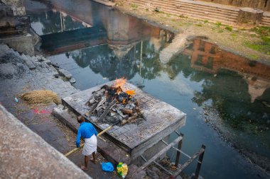 Katmandu, Nepal-Nisan 25: Pashupatinath 25, ölü yakma 2016 Katmandu, Nepal. Hindu tören kremasyon Pashupatinath Tapınağı