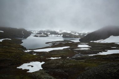 Trolltunga için yolda Norveç dağların güzel manzara