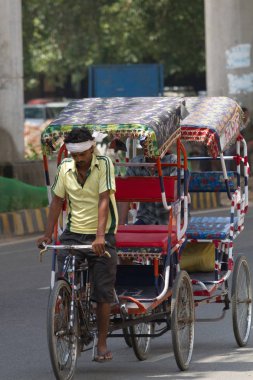 Delhi, Hindistan-Ağustos 29: Hint trishaw 29, 2011 yılında Delhi, Hindistan. Bisiklet çekçek Delhi sokakta.