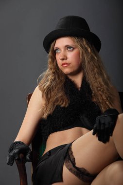 Şapka ile çekici sarışın kadın 