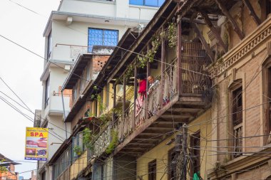 Katmandu, Nepal-Mart 16: Katmandu, Nepal 16 Mart 2015 tarihinde Katmandu sokaklarında. Nepal başkenti sokak hayatı.