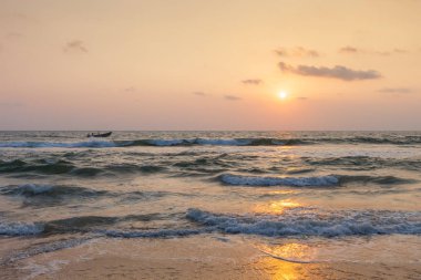 Gün batımında Hint Okyanusu. Varkala. Kerala. Hindistan
