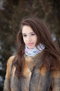 Bir kürk ceket poz içinde bir kız 