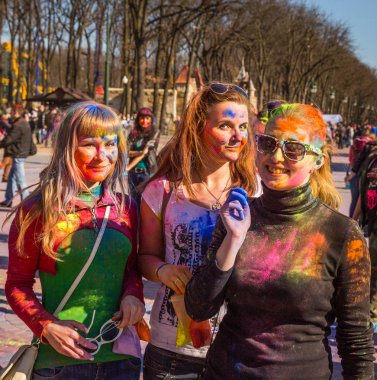 Kharkiv, Ukrayna-Mart 22: Bayram kutlamaları 22 Mart 2014 Kharkiv, Ukrayna. Renkler ve bahar Holi Gorki Park Hint Festivali kutlama
