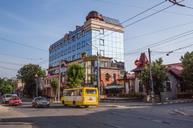 eski Avrupa şehrinde sokakta antika binalar