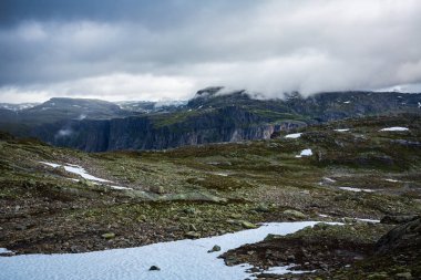 Trolltunga için yolda Norveç dağların güzel manzara