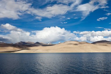 Dağlar göl Tsomoriri, irtifa 4595 m, Himalayalar