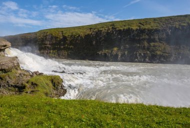 Güneybatı İzlanda'daki Hvita Kanyon Nehri'nde bulunan Gullfoss şelale.