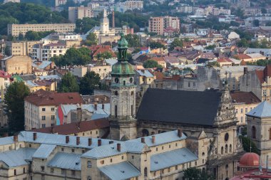 Aşağı Lviv Ukrayna şehri çatıların üzerinde göster
