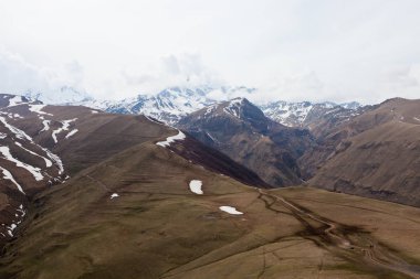 Kazbek yakınındaki Georgia dağlarda güzel manzara