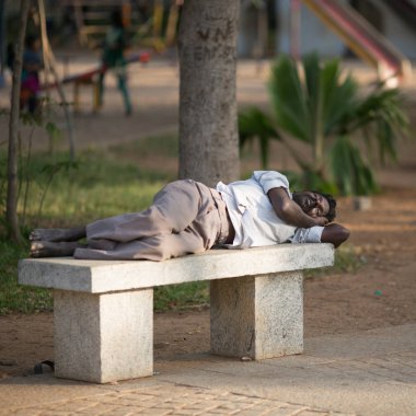 Pondicherry, India-Şubat 12: sokakta uyuyan 12 Şubat 2013 Pondicherry, Hindistan'da Hindu. Hindu adam şehrin sokak uyku
