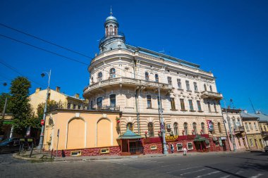 Romanya'nın küçük kasabalarını gündüz gezerken, bina ve mimariye bakış, Romanya 