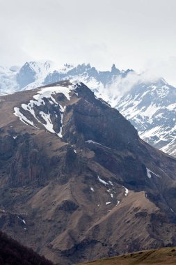 Kazbek yakınındaki Georgia dağlarda güzel manzara