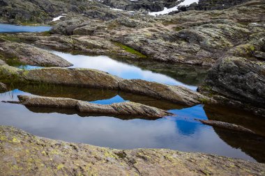 Trolltunga için yolda Norveç dağların güzel manzara