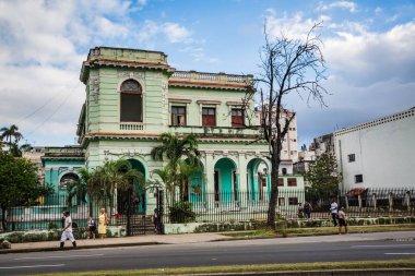 Habana, Cuba-Ocak 13: Şehir sokak üzerinde 13 Ocak 2018 yılında Havana, Küba. Habana sokak görünümü