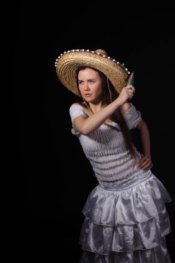 Öfke Meksikalı kız tutun bir bıçak koyu arka planı 