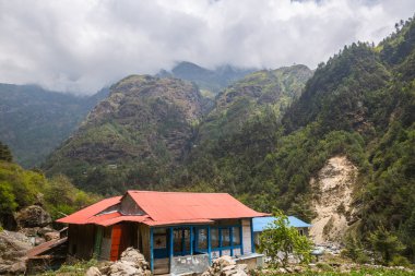 Himalaya köyü Everest Ana kampı için yolda