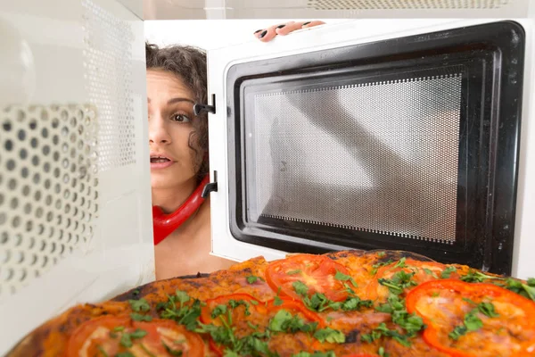 Chica Sacando Una Pizza Del Microondas — Foto de Stock