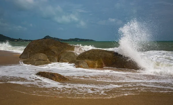 güzel dalgalar üzerinde tropikal ada Samui, Tayland