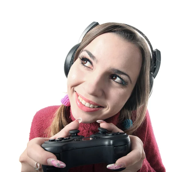 ゲームパッド プレイ コンピュータ ゲームと笑顔で面白い女の子 — ストック写真