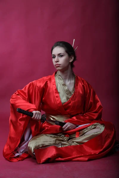 Mooie Brunette Meisje Een Japanse Kimono Met Een Katana — Stockfoto