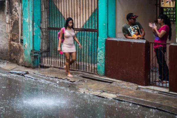 Menschen Verbringen Bei Starkem Regen Zeit Auf Der Straße — Stockfoto