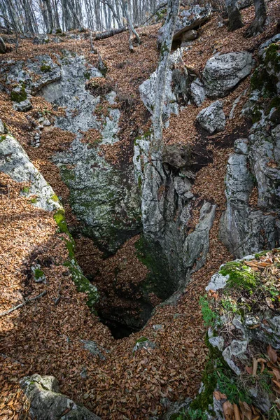 Gros Plan Trou Sombre Dans Les Roches Crimée Ukraine — Photo