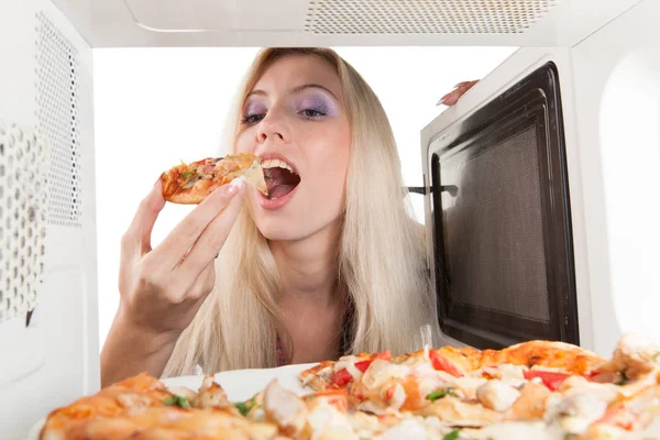 Joven Chica Rubia Bonita Comiendo Pizza Fuera Del Microondas — Foto de Stock