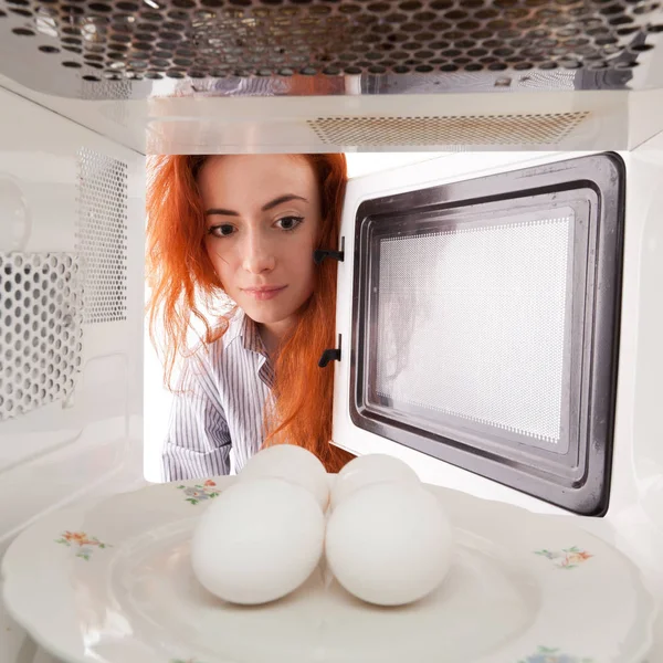 Девушка Кладет Яйца Микроволновку — стоковое фото