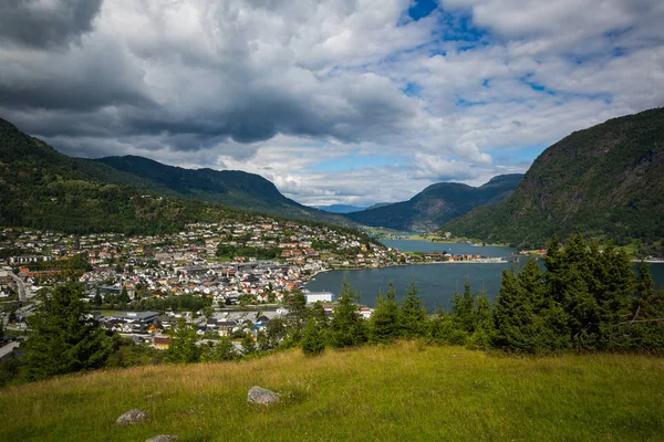 Der Blick Auf Die Kleine Norwegische Stadt Sogndal — Stockfoto