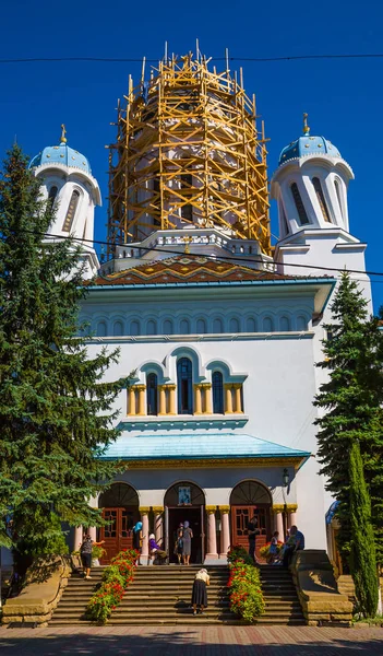 Cestování Rumunským Městečkem Během Dne Pohled Budovy Architekturu Rumunsko — Stock fotografie