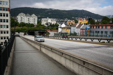 Bergen, Norveç-Temmuz 21: Bergen 21, Bergen, Norveç'te 2016 sokaklarında. Bir sokak Bergen yağmurlu yaz gün.
