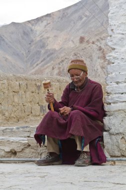 Hint yaşlı adam ile dua tekerlek Tapınağı'nın eşiğinde